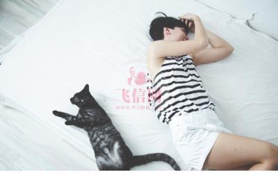 登上热搜！久未露面的汪涵现身《花儿绽放》节目现场，网友破防：怎么突然老了这么多！
